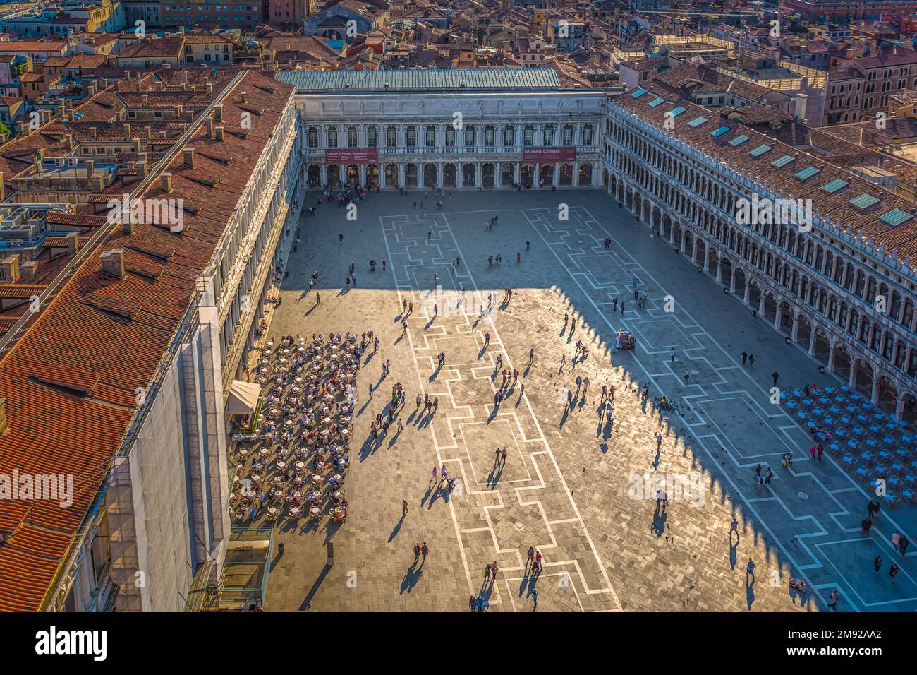 Vue sur BirdsEye de St. La place Mark (Piazza di San Marco) et la célèbre Caffe Florian à Venise, en Italie, sous le soleil de l'après-midi Banque D'Images