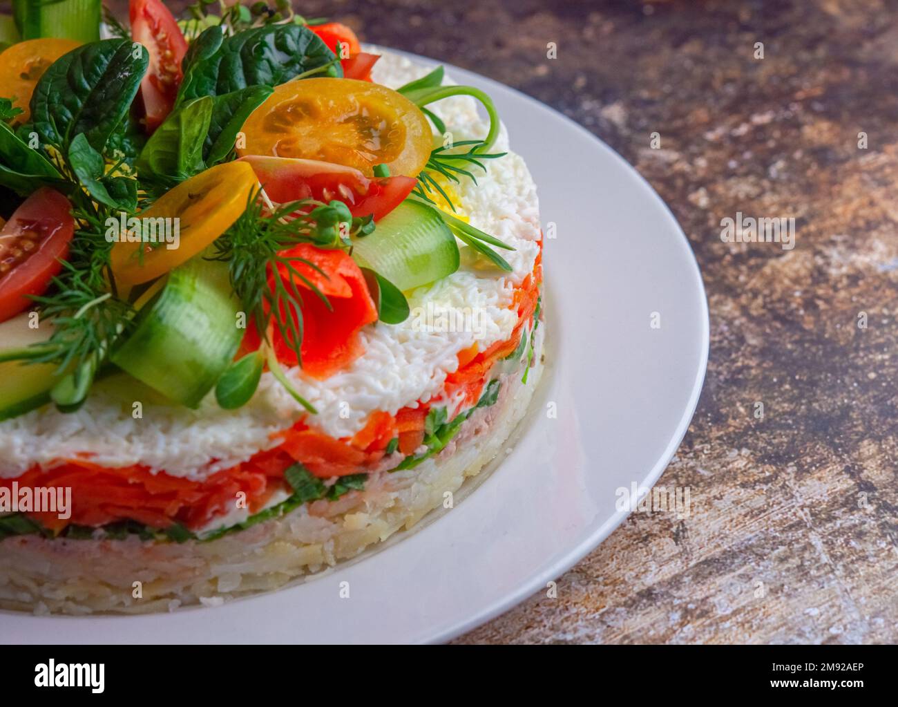 Salade de foie de morue avec riz, carottes, pommes de terre, oignons, mayonnaise, œufs. Décoration salade. Banque D'Images