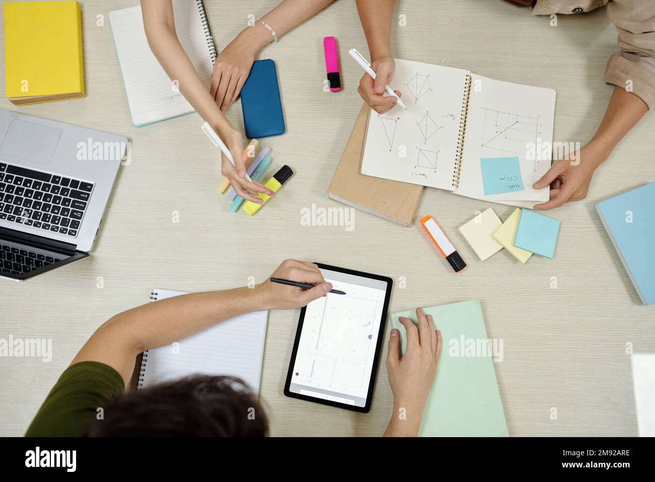 Groupe d'élèves effectuant des travaux à domicile pour les cours de mathématiques, voir ci-dessus Banque D'Images