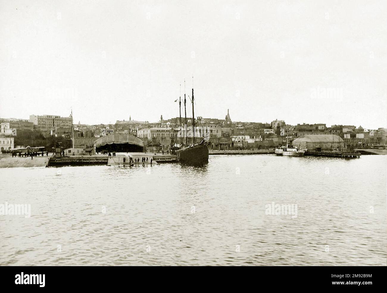 École des officiers de l'aviation navale à Bakou. Sur la gauche se trouve le hangar sur Stone Quay, sur la droite - sur l'ancienne douane. Voilier Ali-Amat est amarré à Stone Quay ca. 1915-1916 Banque D'Images