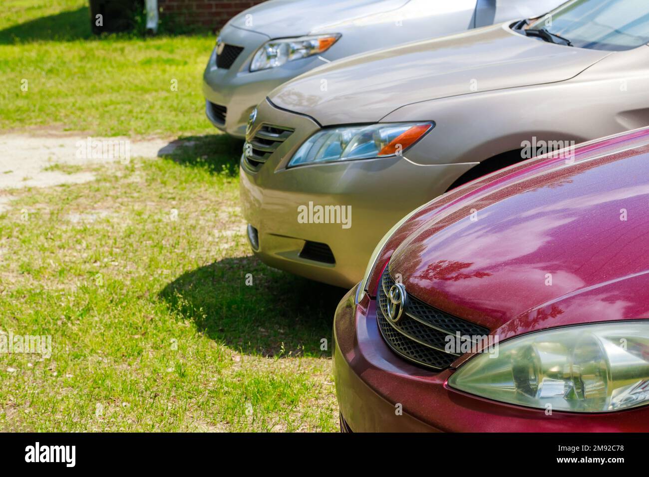 Un logo Toyota est affiché sur la partie avant de la voiture Banque D'Images