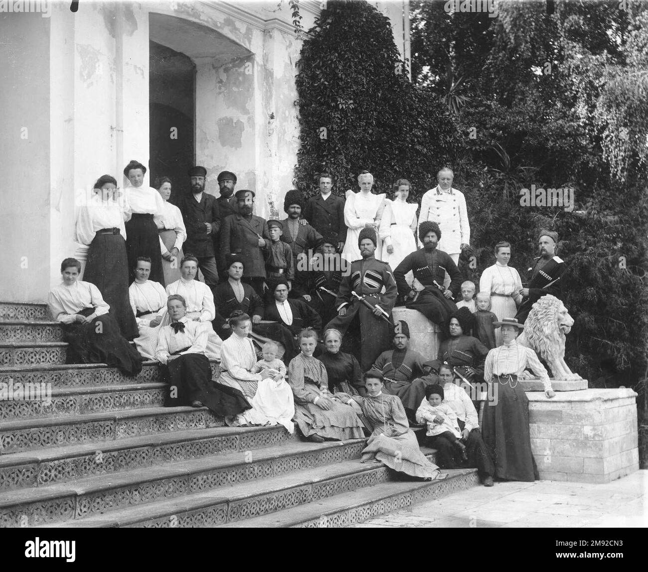 Comtesse PS Uvarova avec des membres de la famille et des invités dans la cour du domaine Krasnaya Gorka ca. 1899 Banque D'Images