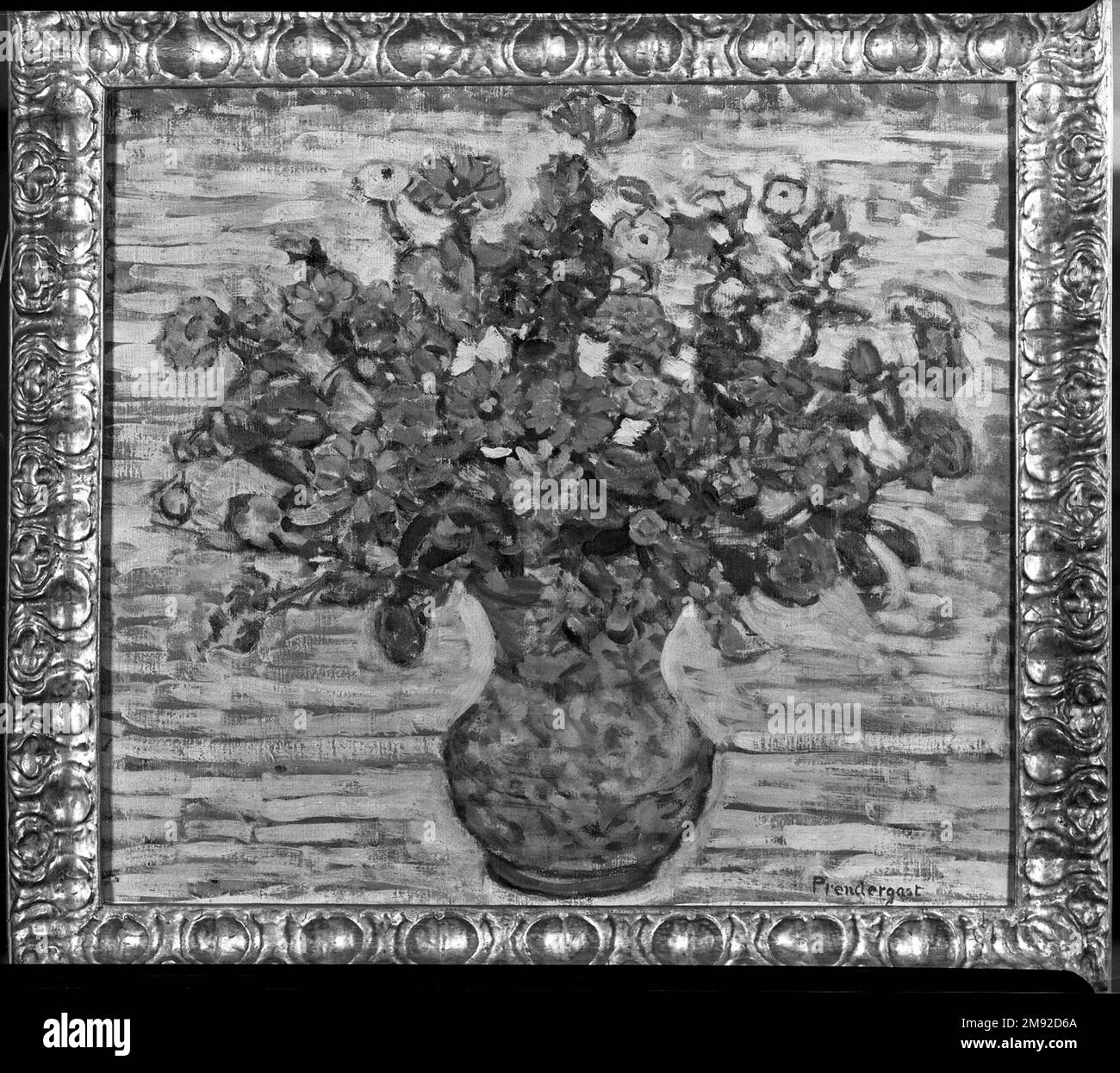 Fleurs dans un vase (Zinnies) Maurice Brazil Prendergast (américain, 1858-1924). Fleurs dans un vase (Zinnies), ca. 1910-1913. Huile sur toile, 23 1/4 x 25 3/16 in. (59,1 x 64 cm). Fleurs dans un vase est l'une des dix toiles environ peintes par Maurice Prendergast entre 1910 et 1913 qui présentent un agencement simple de fleurs sur un plan d'examen. Il a ainsi synthétisé sa compréhension de l'art des artistes français Paul Cézanne et Henri Matisse pour arriver à son propre style post-impressionniste décoratif. Il a utilisé des coups délibérés et largement appliqués d'un pinceau chargé de peinture pour décrire à la fois la forme et le spa Banque D'Images