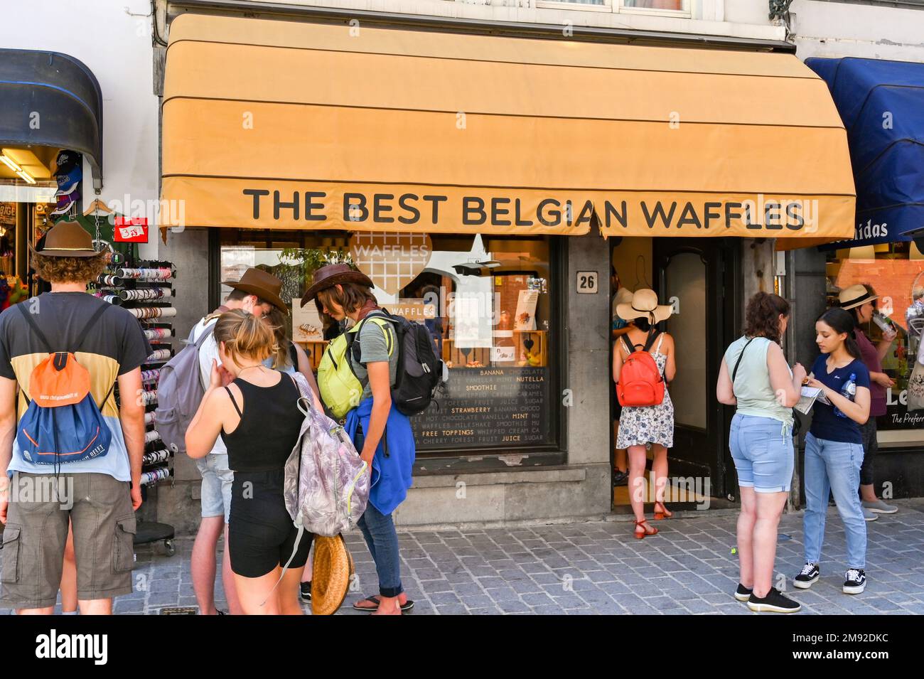 Bruges, Belgique - 2022 août : personnes à l'extérieur d'un magasin vendant des gaufres belges dans le centre-ville Banque D'Images