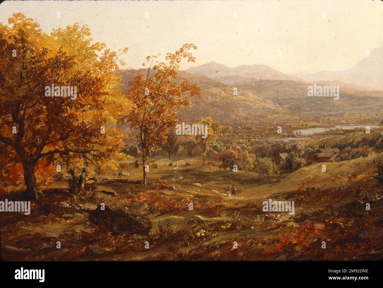 Automne au mont Chocorua Jasper Francis Cropsey (américain, 1823-1900). Automne au Mont Chocorua, 1869. Huile sur toile, 23 13/16 x 44 1/4 in. (60,5 x 112,4 cm). Cette scène automnale brillamment rendue offre une vue panoramique sur les montagnes blanches du New Hampshire, où Jasper Francis Cropsey a esquissé et peint en 1860s et début 1870s, avec le sommet du mont Chocorua au loin. Au premier plan, les éléments topographiques observés de près, y compris les arbres sabrés et le feuillage d'automne, sont rendus avec des détails infimes, tandis que le ciel étendu est illuminé par une lueur jaune percutant. Le Banque D'Images