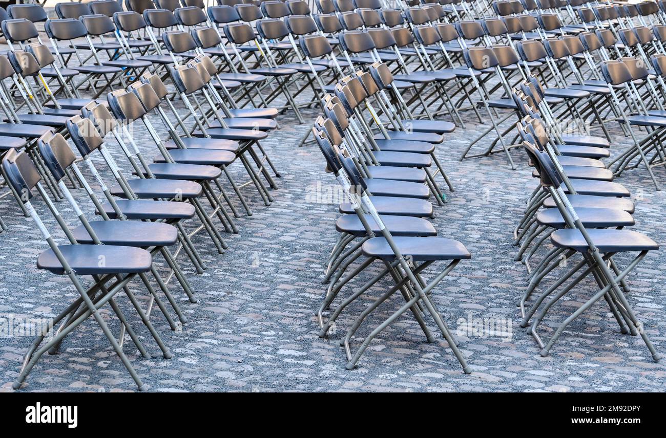 Rangées de sièges pour un concert en plein air. Personne. Banque D'Images