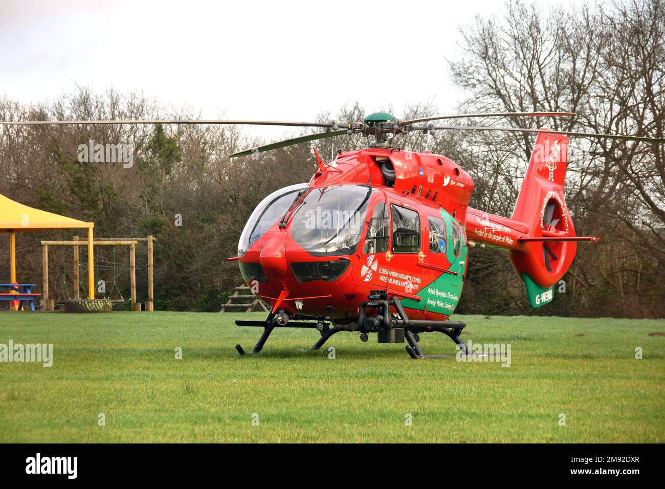 Pontypridd, pays de Galles - janvier 2023 : hélicoptère Airbus exploité par le Wales Air Ambulance Service après l'atterrissage sur un terrain de jeu scolaire. Banque D'Images