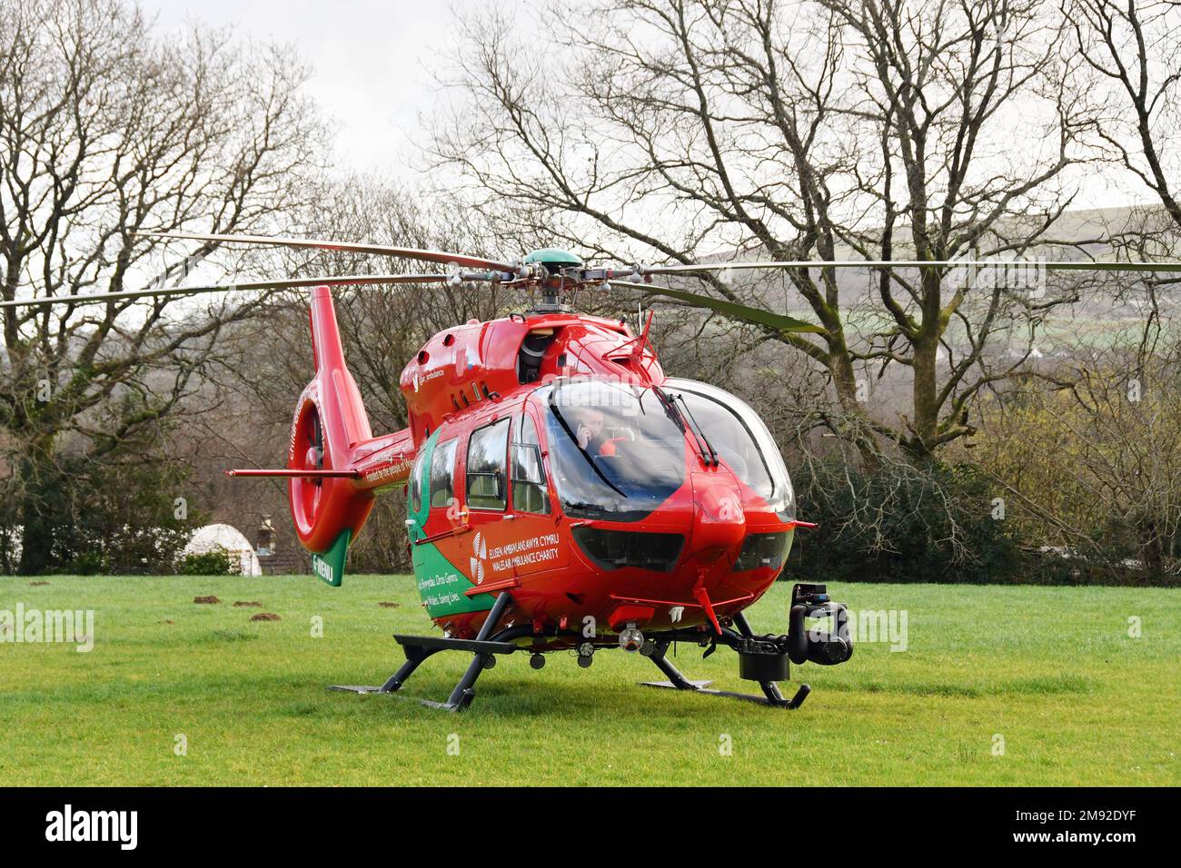 Pontypridd, pays de Galles - janvier 2023 : hélicoptère Airbus exploité par le Wales Air Ambulance Service après l'atterrissage sur un terrain de jeu scolaire. Banque D'Images