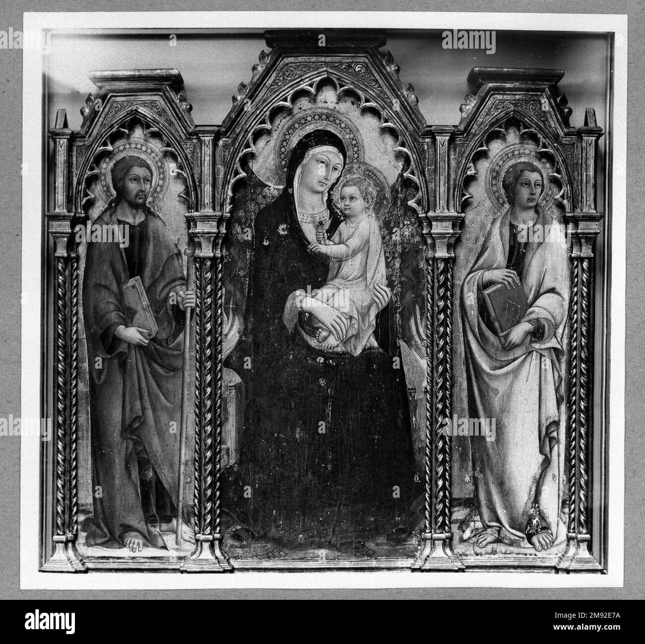 Madonna et l'enfant avec les saints James Major et Jean l'évangéliste, retable Sano di Pietro (italien, sienois, 1405-1481). Madonna et l'enfant avec les saints James Major et John l'évangéliste, retable, début 1460s. Tempera et or sur panneau, panneau central: 56 1/2 x 25 3/4 po. (143,5 x 65,4 cm). Ici, la Vierge et le Christ naissant sont assis sur un trône avec un tissu d'honneur drapé derrière eux. Les saints qui borde la Vierge ont des objets symboliques—le personnel de James Major, pèlerin, et Jean l'évangéliste, son livre, se référant à son auteur du quatrième Évangile et du Livre de la Révélation. L'or Banque D'Images