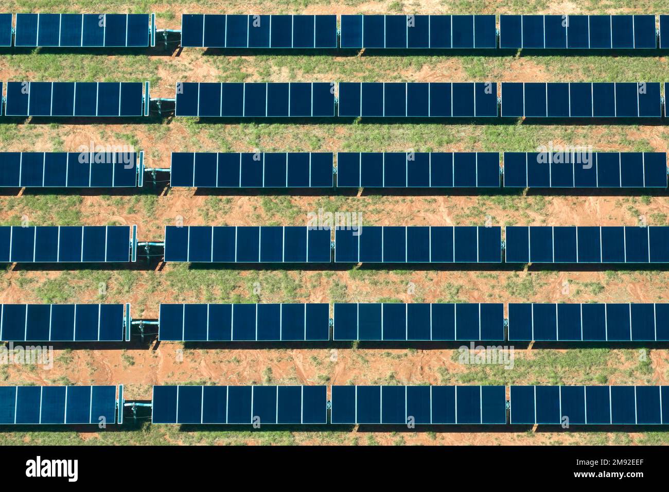 Vue aérienne de la grande centrale électrique durable avec de nombreuses rangées de panneaux photovoltaïques solaires pour produire de l'énergie électrique propre. Renouvelable Banque D'Images