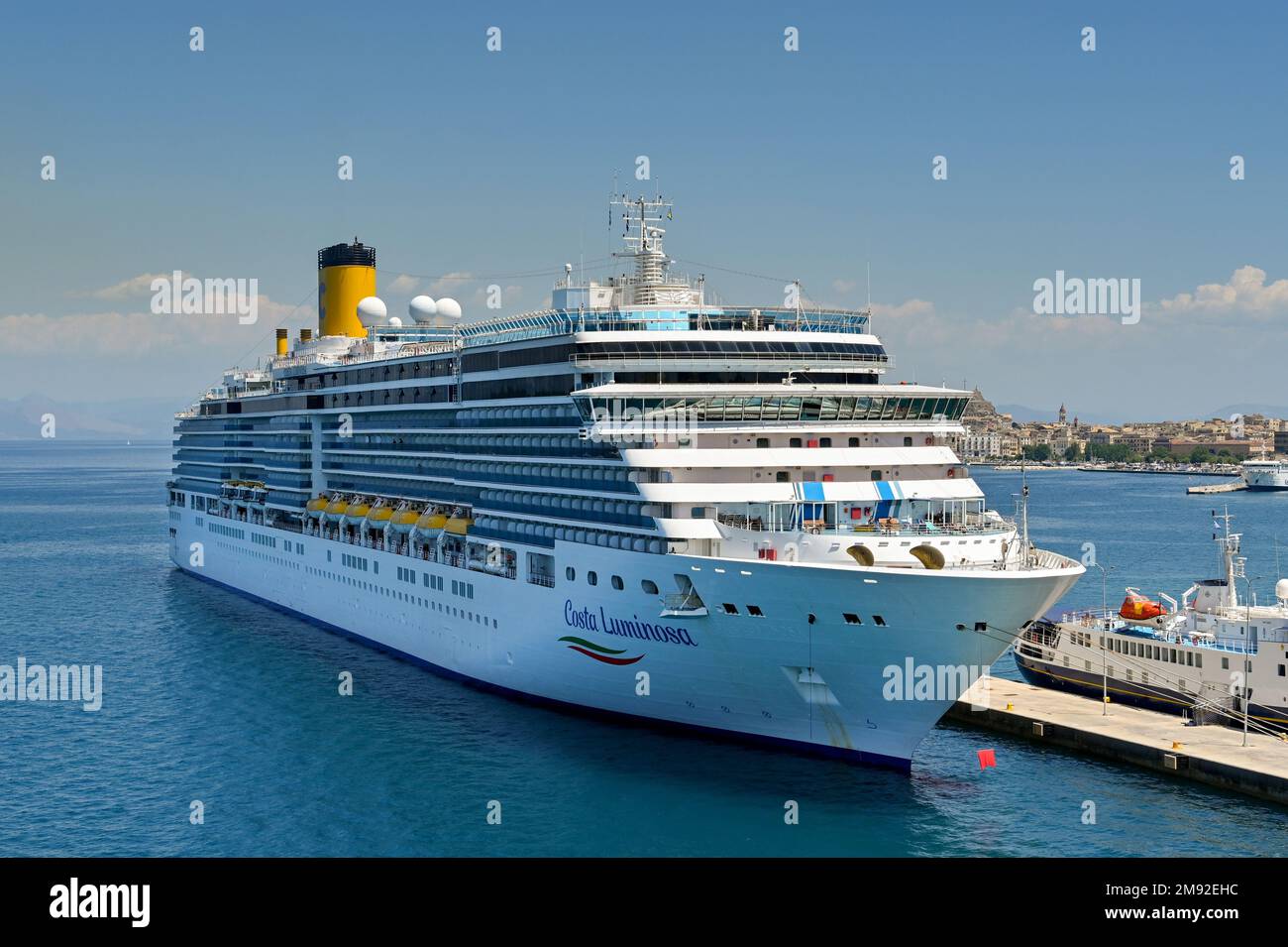 Corfou, Grèce - juin 2022 : bateau de croisière Costa Luminosa amarré dans le port de la ville. Le navire est exploité par Costa Cruises. Banque D'Images