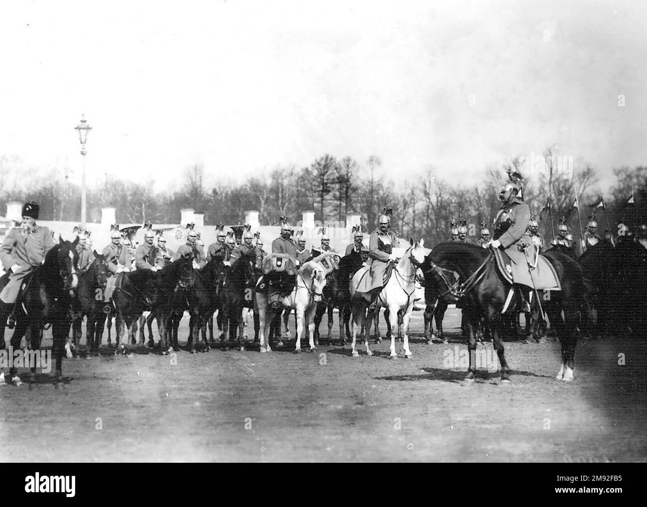 Parade du Régiment de chevaux de la Garde de Leib. À gauche - le commandant du corps des gardes, le général V. N. Danilov, à droite - le commandant du régiment, le général Khan Nakhichevanski ca. 1908 Banque D'Images