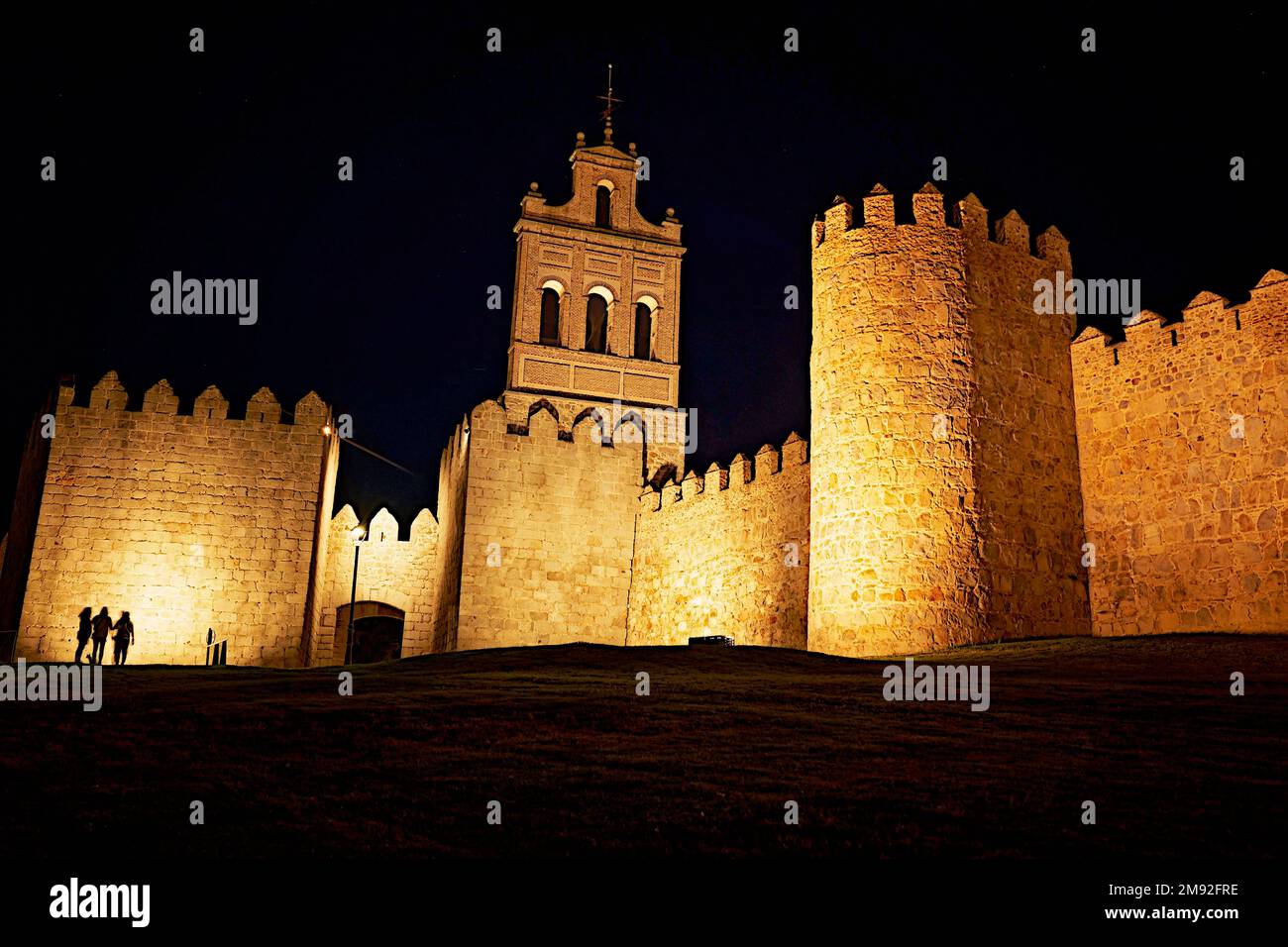 Murs de la ville d'Avila - prise de vue en soirée des murs de la ville médiévale d'Avila Banque D'Images