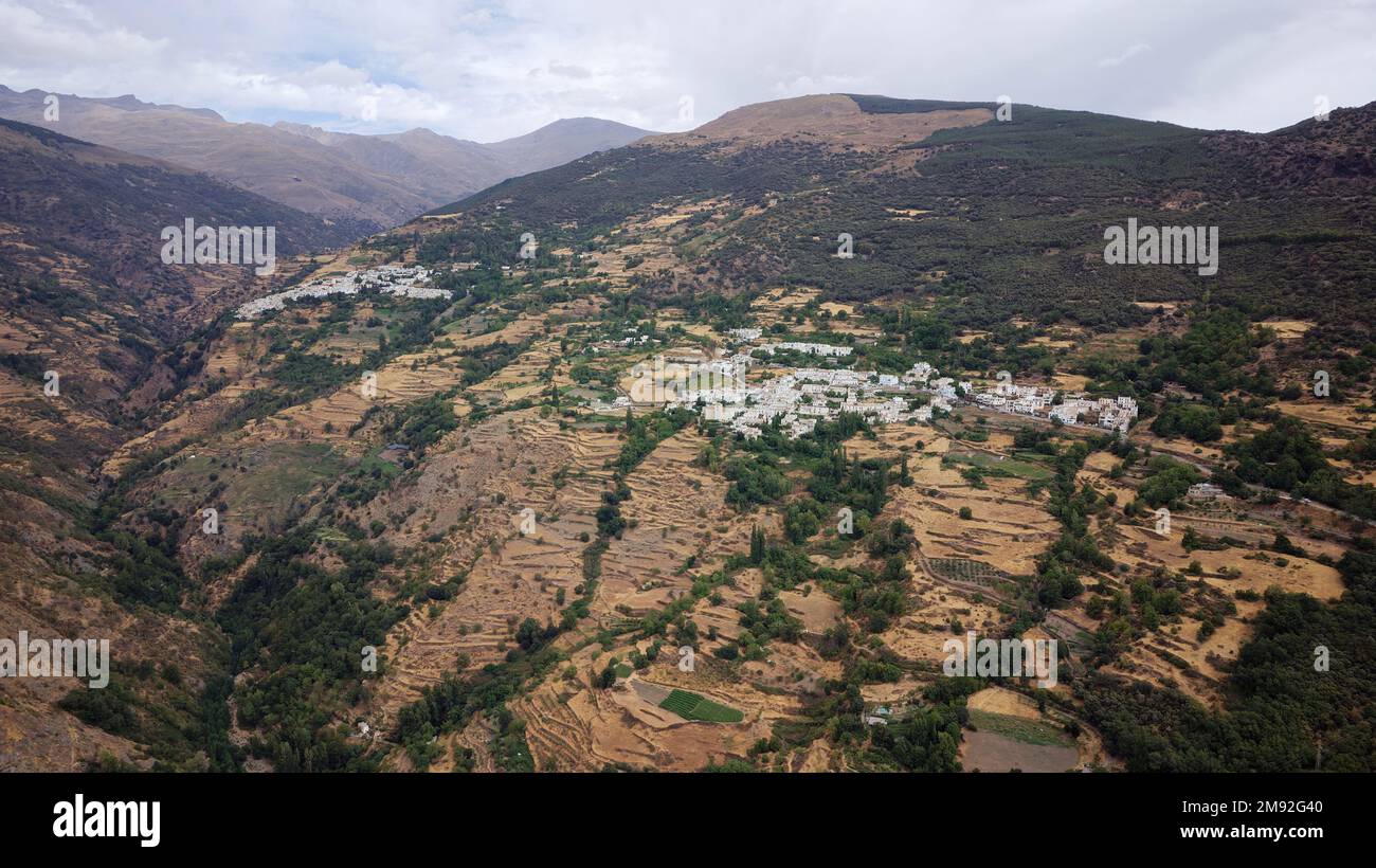 Vue aérienne du village de Capileira avec Sierra Nevada Mountain en arrière-plan. Tourisme rural et belles destinations de montagne. Banque D'Images