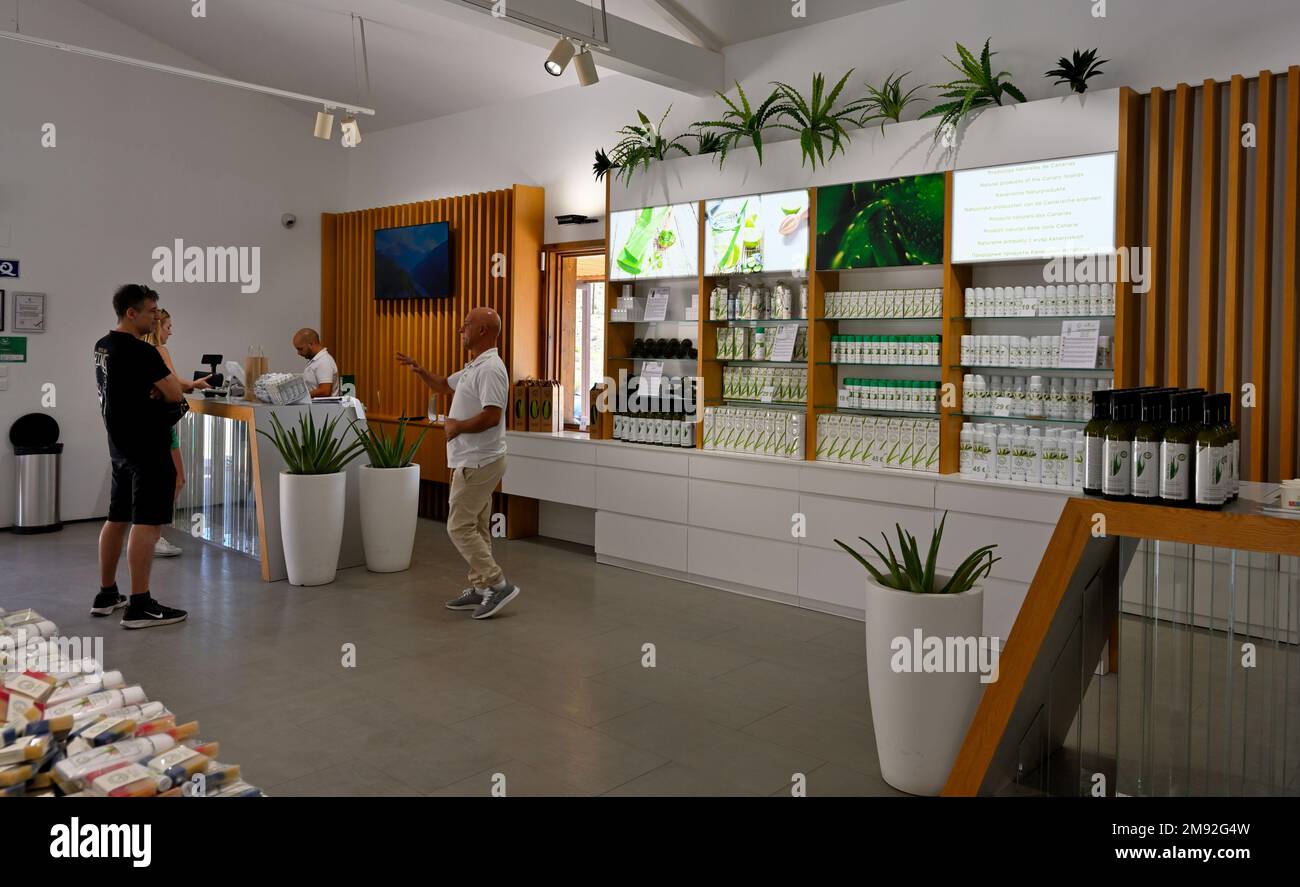 À l'intérieur de la salle d'exposition, salle de vente de la plantation Finca Canarias Aloe Vera Fataga avec une variété de produits d'aloe vera en vente Banque D'Images