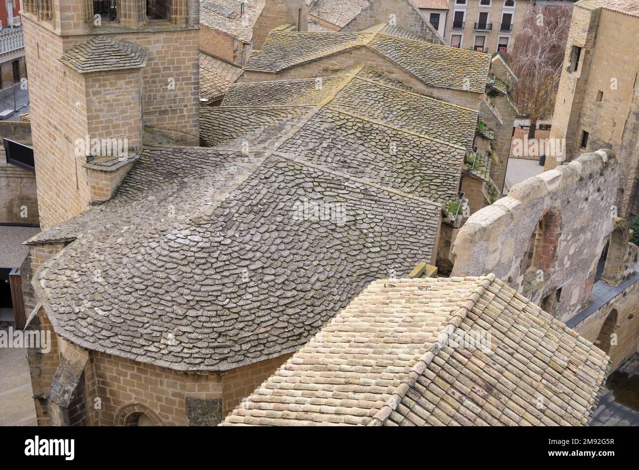 Toit vu d'en haut avec tuiles médiévales traditionnelles, techniques de construction anciennes. Banque D'Images