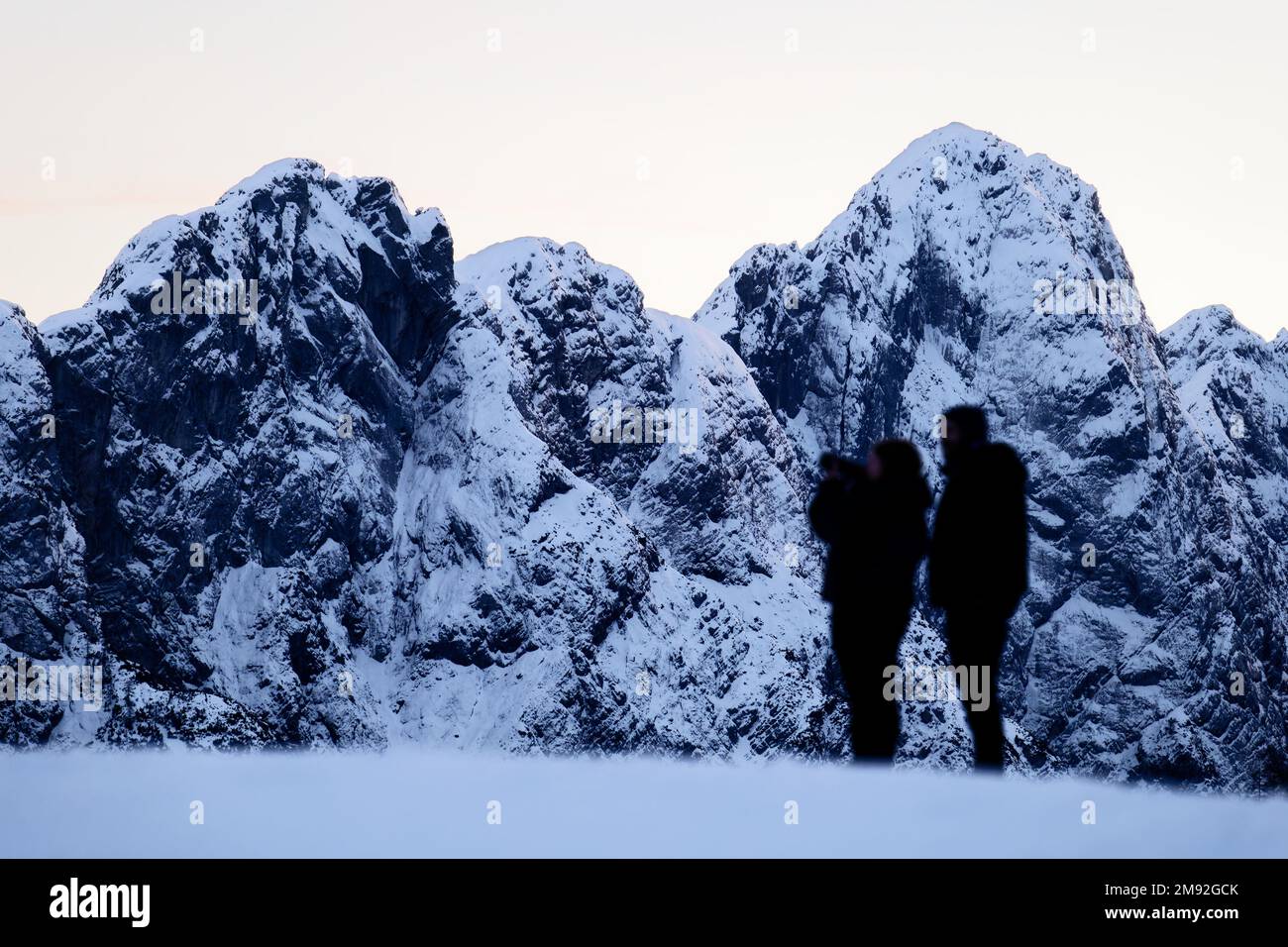 Couple admirant le magnifique paysage de montagne d'hiver dans les Alpes juliennes en Slovénie. Dans le parc national de Triglav, vous pourrez explorer et vous détendre. Banque D'Images