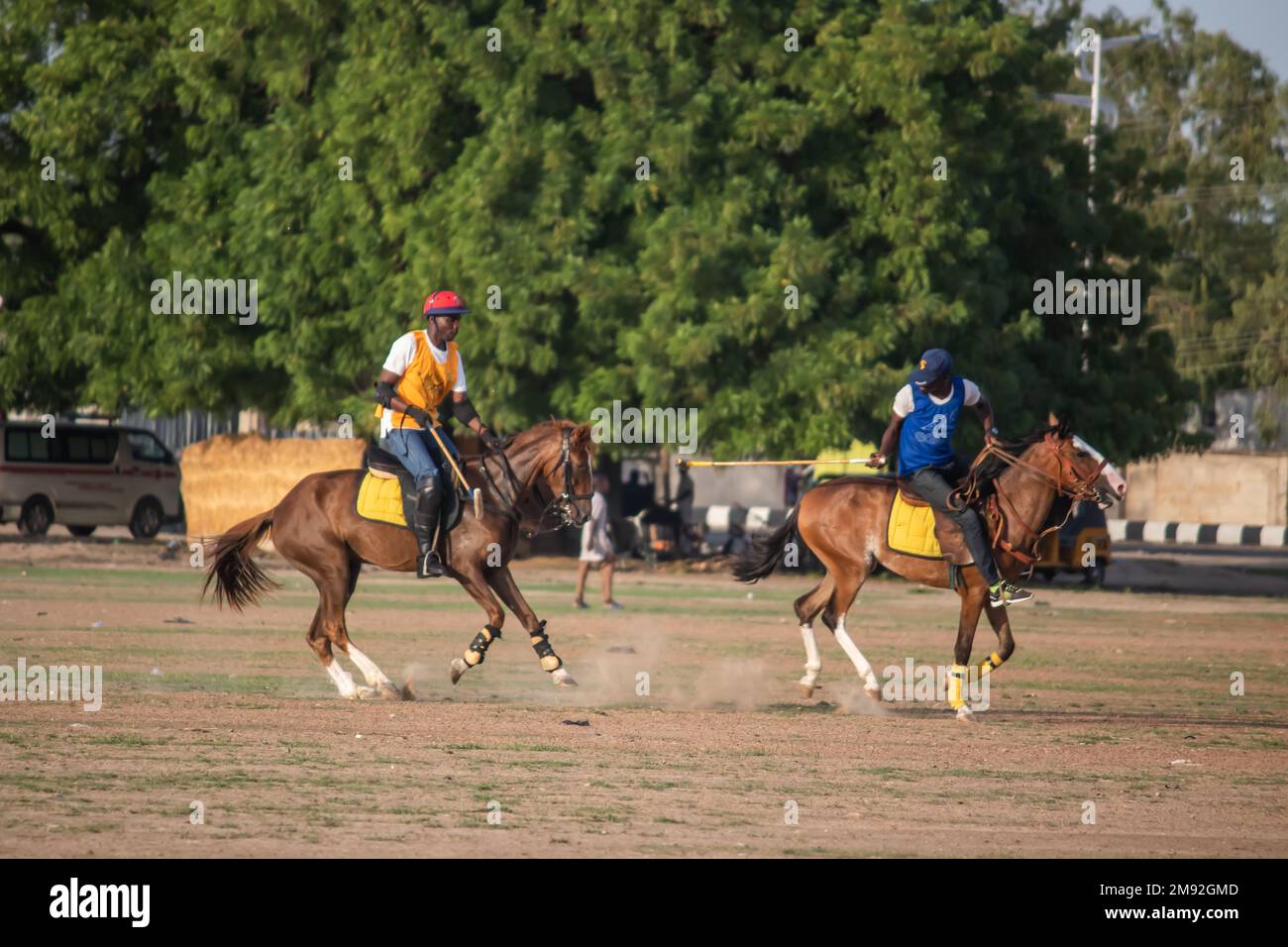 Des cavaliers jouant au polo sur le terrain d'herbe, à Maiduguri, au  Nigeria Photo Stock - Alamy