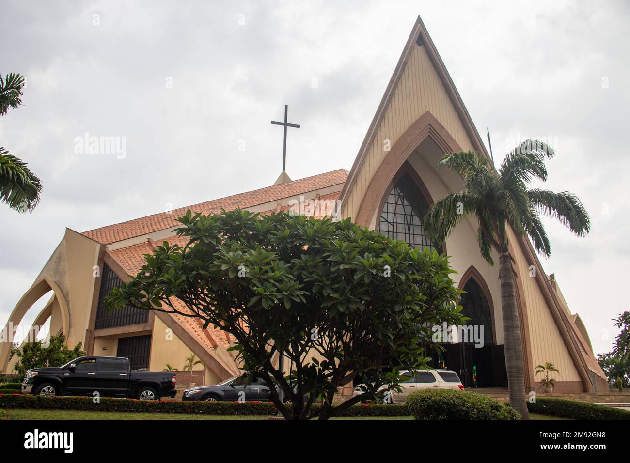 Extérieur de la mosquée nationale d'Abuja est la mosquée nationale du Nigeria. La mosquée a été construite en 1984 et est ouverte au public non musulman Banque D'Images