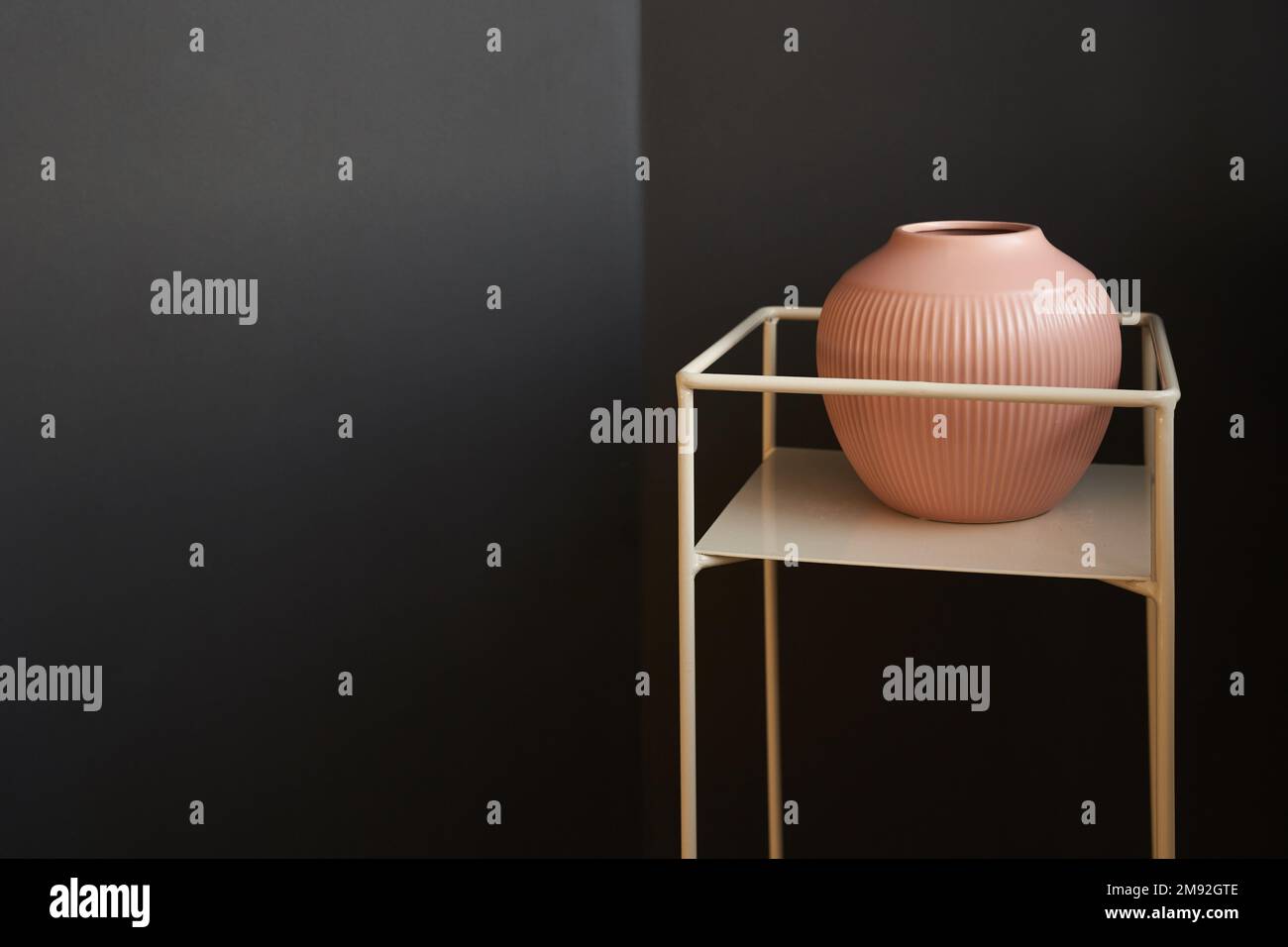 Figurine abstraite ronde rose, scène minimaliste avec podium et vase. Concevoir un produit de marque avec un espace de copie. Photo de haute qualité Banque D'Images Figurine abstraite ronde rose, scène minimaliste avec podium et vase. Concevoir un produit de marque avec un espace de copie. Photo de haute qualité Banque D'Images