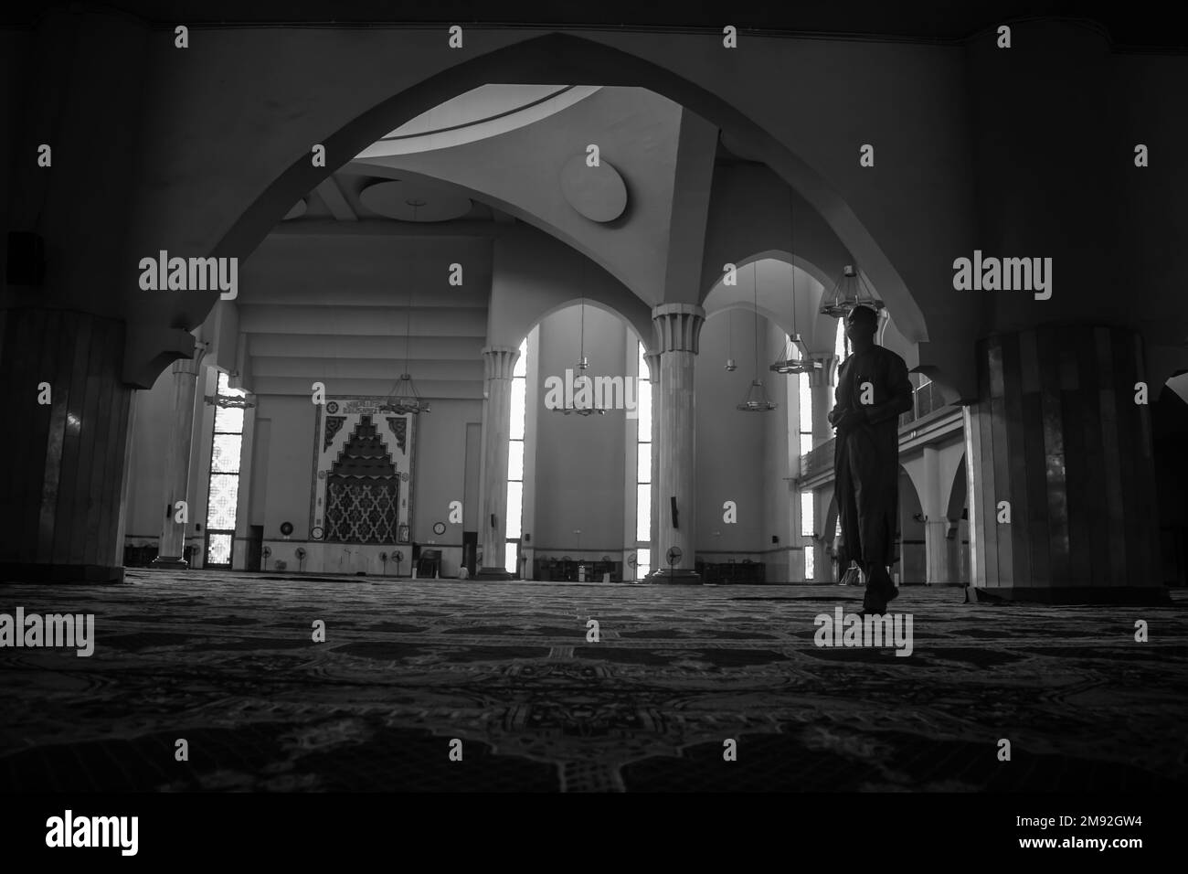 Croyant marchant pendant le temps de prière pendant le Ramadan dans la mosquée principale à Abuja, capitale du Nigeria Banque D'Images