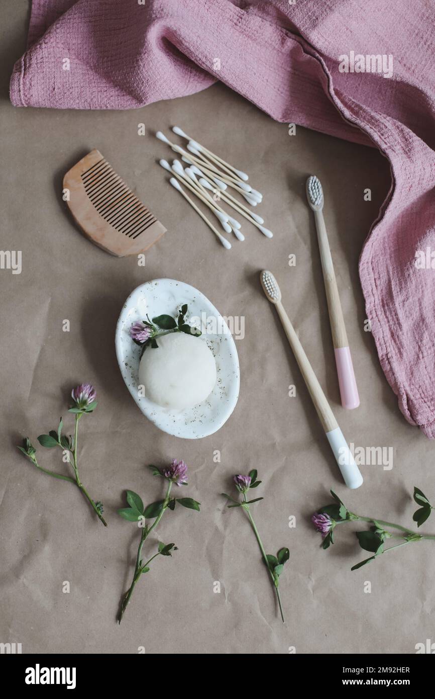 Porte-savon ou shampooing solide sur un porte-savon, brosse à dents en bambou et serviette vue sur le dessus avec espace publicitaire. Accessoires pour l'hygiène personnelle. Sans plastique et éco Banque D'Images