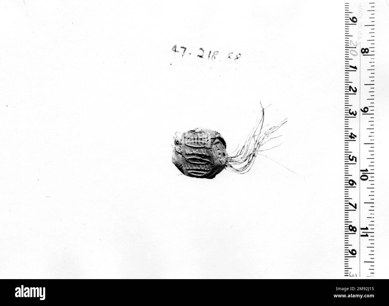 Ananiah donne à Yehoishema une maison araméenne. Ananiah donne une maison à Yehoishema, 10 mars, 402 B.C.E. Papyrus, encre, boue, lin, verre : 15 3/8 x 19 1/2 po. (39,1 x 49,5 cm). Egyptien, classique, ancien proche de l'est 10 mars d'art, 402 B.C.E. Banque D'Images