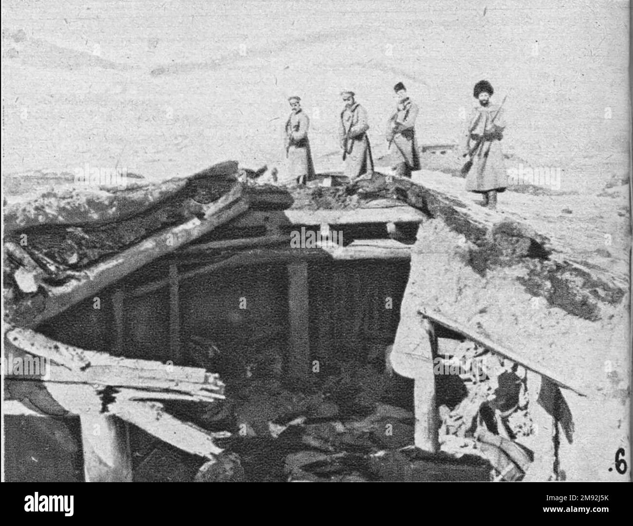Les soldats russes se tiennent au-dessus d'une mine avec des Turcs morts. 1915 Banque D'Images