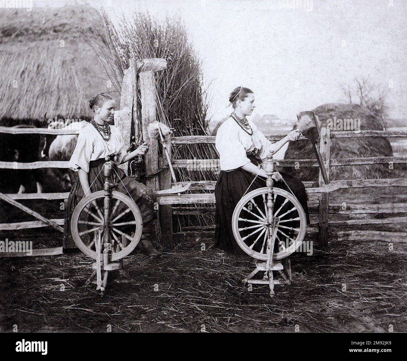 Jeunes spinners. Le village de Mordva, région de Cherkasy. Jeunes femmes filature laine ca. 1906 Banque D'Images