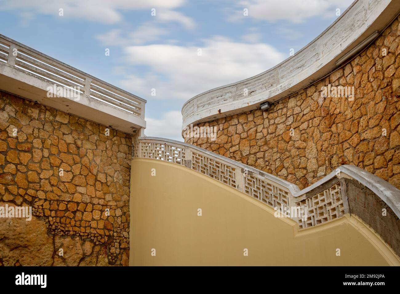 Escalier extérieur en pierre à Portimao, Algarve, Portugal Banque D'Images
