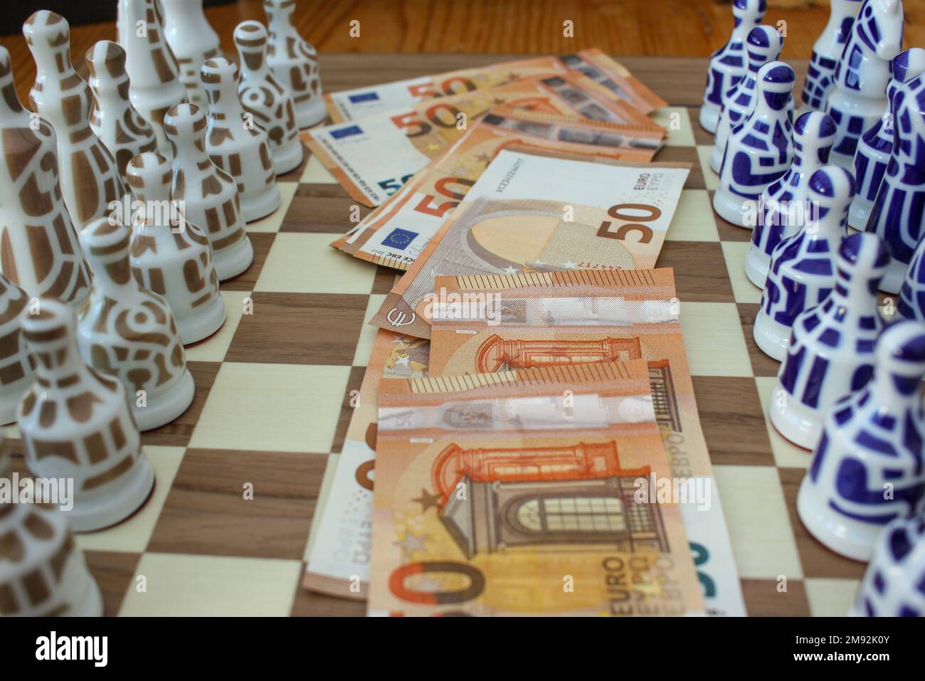 cinquante billets d'euros sur l'échiquier. En pensant aux meilleurs investissements en temps de crise économique Banque D'Images