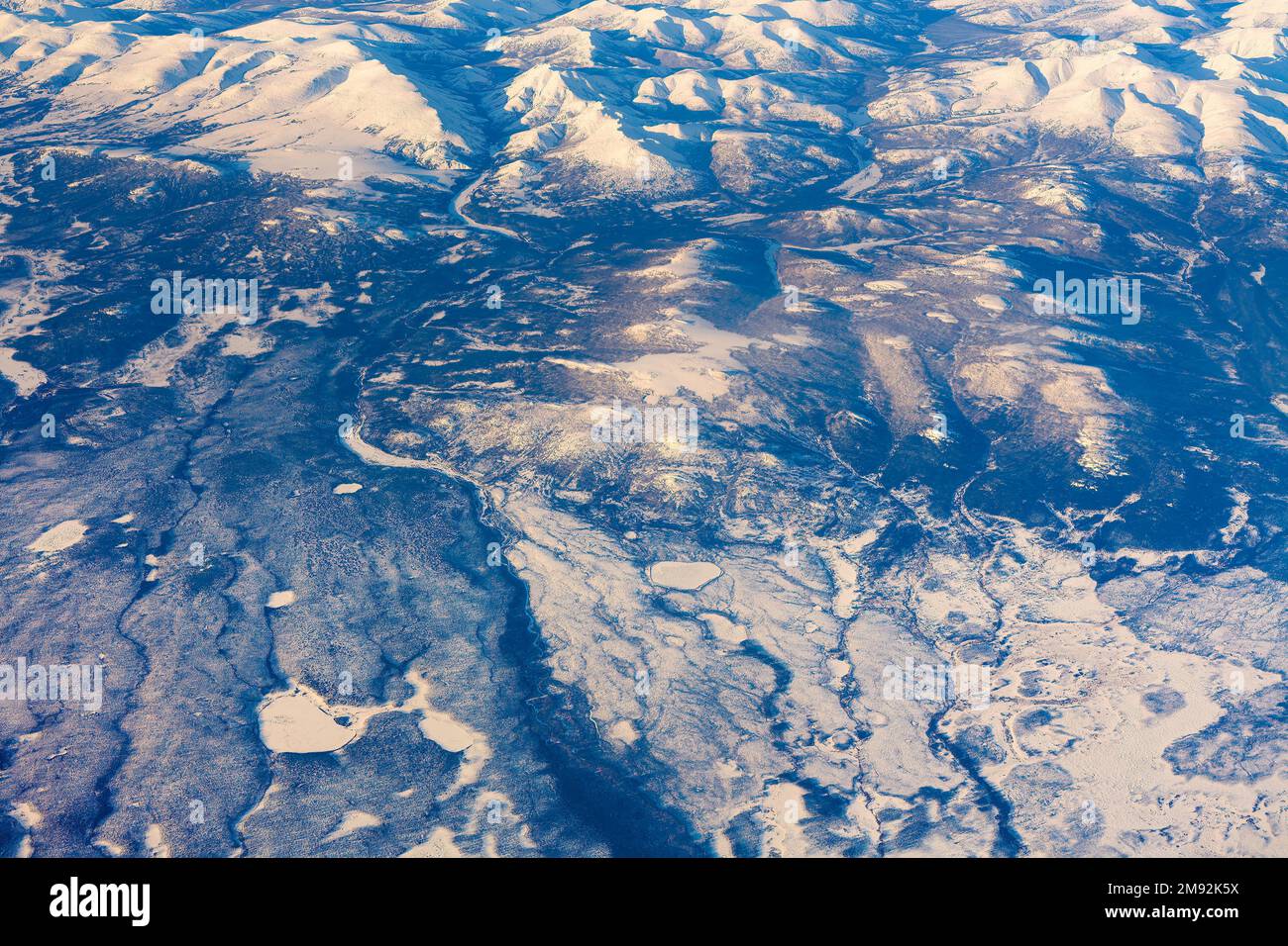 Vue aérienne des montagnes et des rivières gelées du pôle Nord Banque D'Images