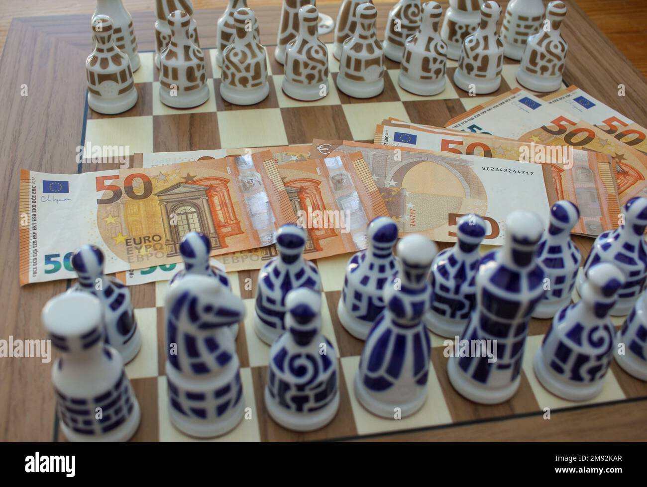 cinquante billets d'euros sur l'échiquier, comment les investir Banque D'Images