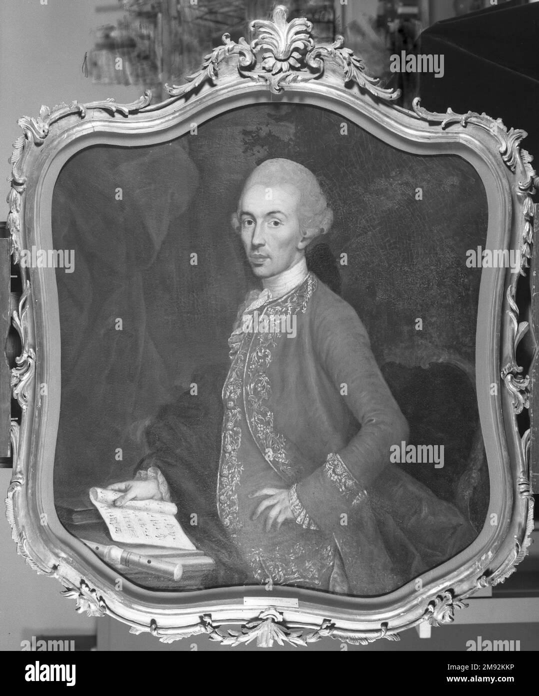 Un musicien italien (peut-être école napolitaine). Un musicien, 18th siècle. Huile sur toile, forme de bouclier : 42 x 38 1/2 po. (106,7 x 97,8 cm). Art européen 18th siècle Banque D'Images