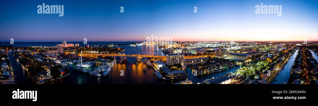 Fort Lauderdale, FL, Etats-Unis - 14 janvier 2023: Photo panoramique aérienne 17th Street Causeway Bridge fort Lauderdale la nuit Banque D'Images