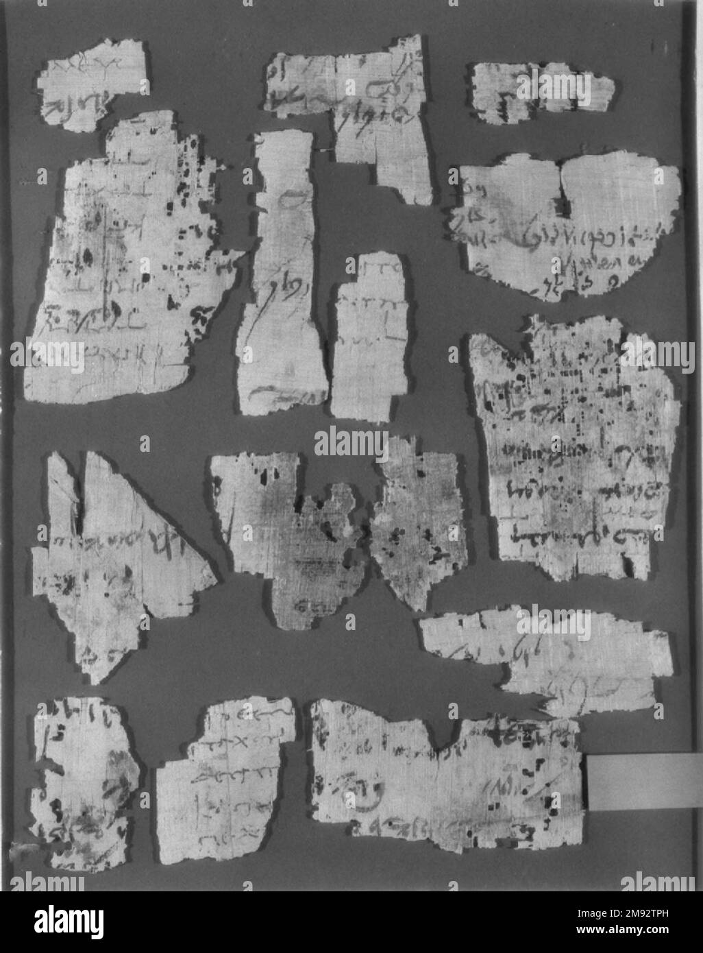 Huit groupes de fragments de Papyrus inscrits en Demotic et en grec huit groupes de fragments de Papyrus inscrits en Demotic et en grec, 664 B.C. E.-395 C.E. Papyrus, encre, 47.218.17a-3: Plus grand fragment: 2 9/16 × 1 9/16 po. (6,5 × 4 cm). Art égyptien, classique, ancien proche de l'est 664 B.C. E.-395 C.E. Banque D'Images