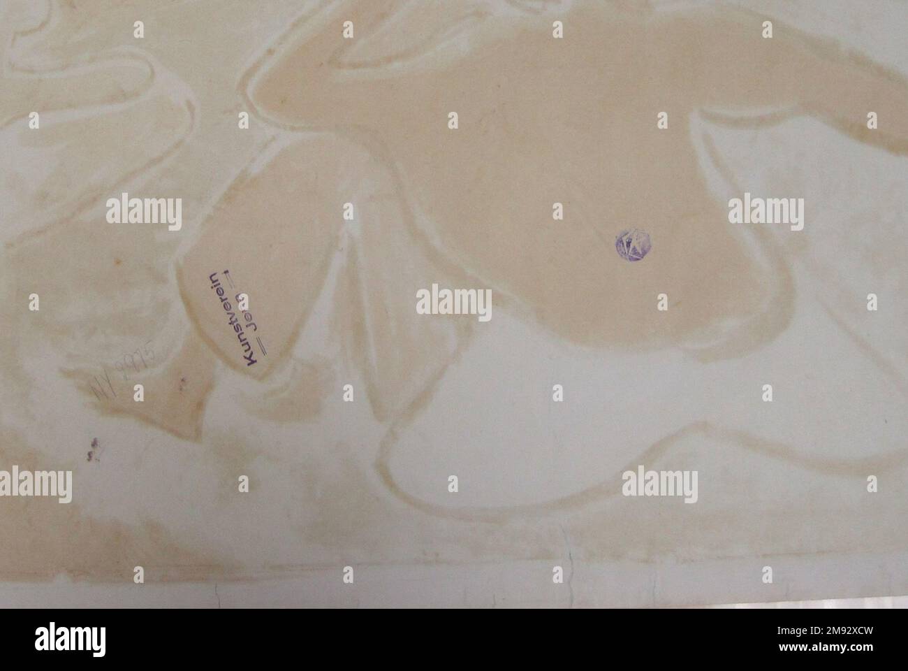 Trois baigneurs sur la plage Ernst Ludwig Kirchner (allemand, 1880-1938). Trois baigneurs sur la plage, 1909. Lithographie couleur rouge, jaune, vert, bleu et violet sur papier vélin, image : 20 x 23 1/2 po. (50,8 x 59,7 cm). Influencé en partie par Henri Matisse, dont il a vu les peintures exposées à Berlin en 1909, Ernst Ludwig Kirchner a développé un langage pictural radical et puissant d'espace aplati, de distorsion figurale expressive et de couleurs vives. Cette composition rappelle les pasteurs traditionnels et idylliques tout en reflétant son propre style de vie libre dans un lac près de Dresde, où il se détendit et baignait Banque D'Images