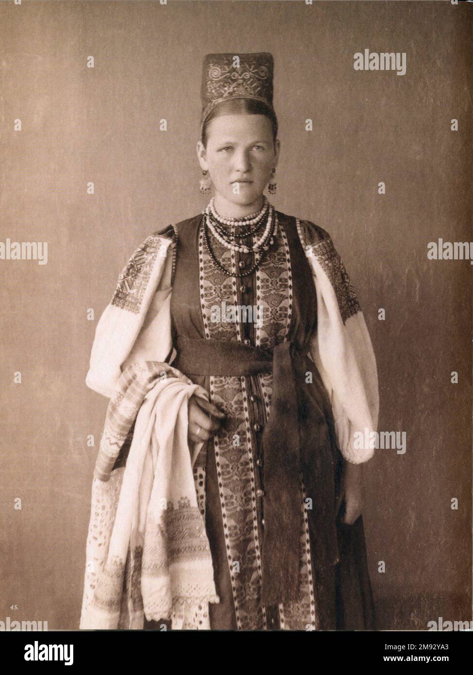Jeune femme en costume traditionnel ; Russie du Sud, gouvernorat de Penza ca. 1900 Banque D'Images