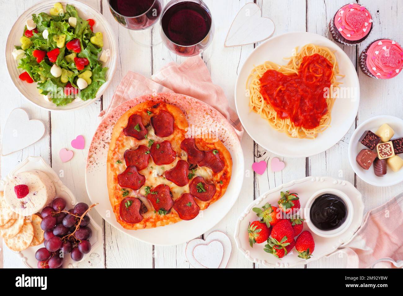 Dîner romantique. délicieuses pâtes en forme de coeur avec tomates
