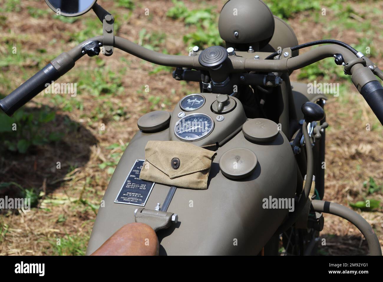 Une moto historique de l'armée américaine de la Seconde Guerre mondiale indienne est garée hors d'un pré Banque D'Images