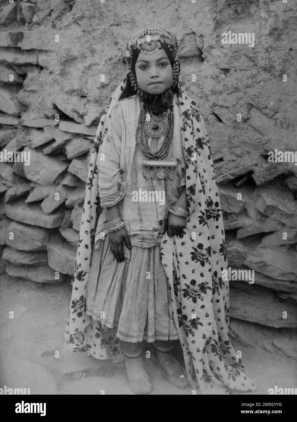 Fille ornée en bijoux argent Antoin Sevruguin. Fille ornée en bijoux d'argent, fin du 19th siècle. Photographie argentée à l'albumine, 8 1/8 x 6 3/16 po (20,6 x 15,7 cm). Arts du monde islamique fin 19th siècle Banque D'Images