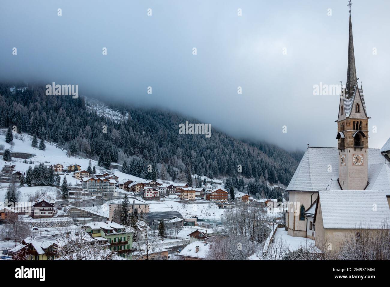 Moena, Dolomites, Italie, 16 janvier 2023. Parrocchia di San Vigilio (église paroissiale de San Vigilio) et d'autres bâtiments à Moena couverts de frais Banque D'Images
