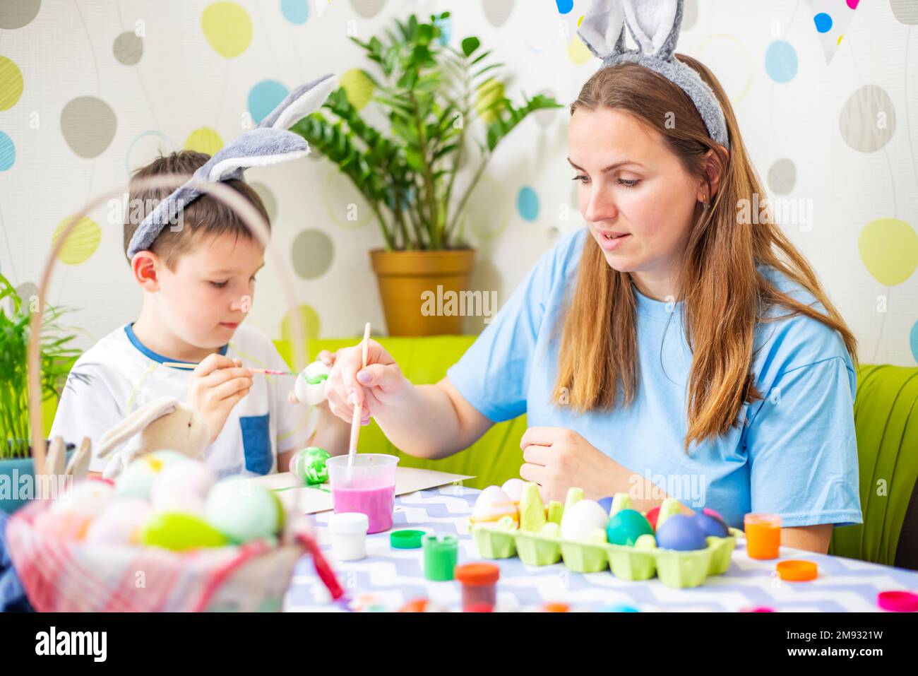 Joyeuses Pâques. Une mère et son fils peignent des œufs de Pâques Banque D'Images