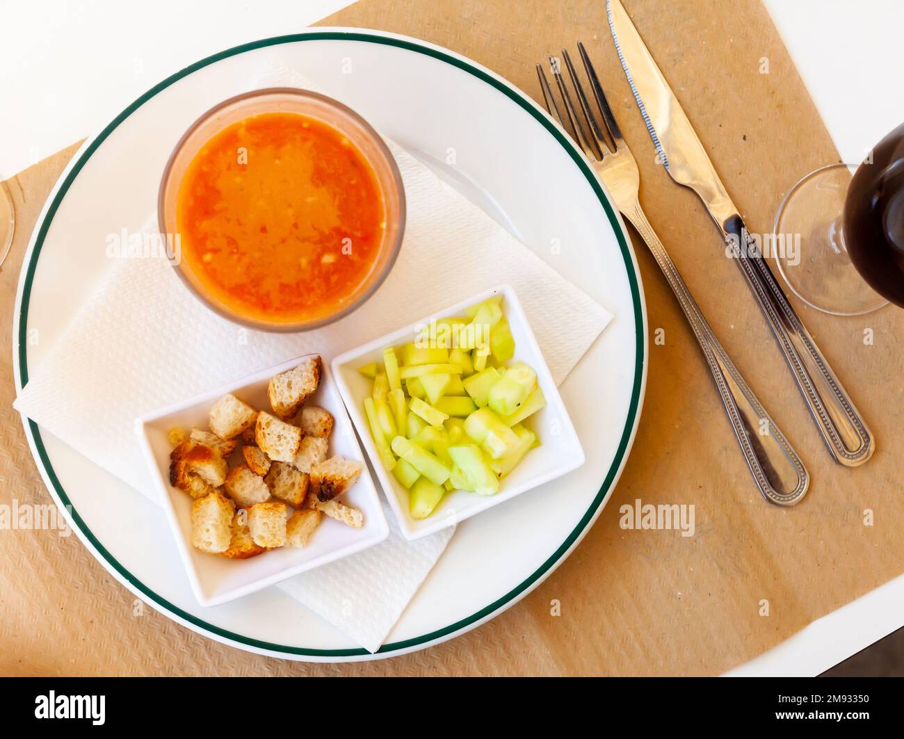 Gazpacho en verre à base de tomate espagnole, soupe froide de légumes Banque D'Images