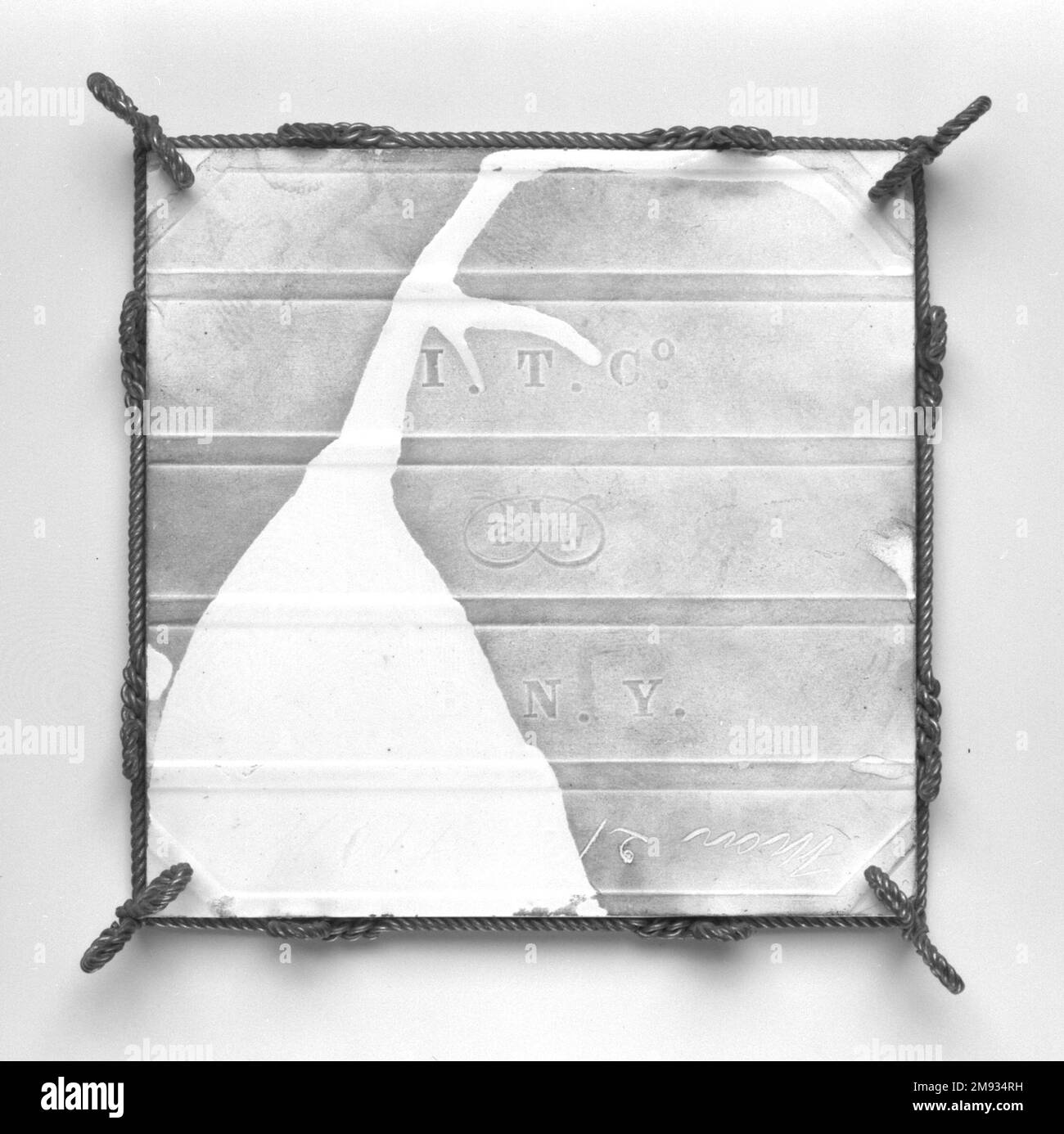 Carrelage en métal Trivet Mount International Tile Company. Carrelage en métal, montage sur trépied, env. 1882-1888. Faïence émaillée, métal, 1 1/4 x 6 5/8 x 6 3/4 po. (3,2 x 16,8 x 17,1 cm). Arts décoratifs ca. 1882-1888 Banque D'Images