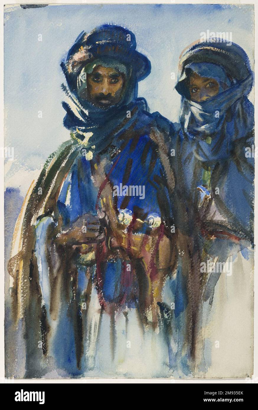 Bédouins John Singer Sargent (américain, né en Italie, 1856-1925). Bédouins, 1905-1906. Aquarelle opaque et translucide, 18 x 12in. (45,7 x 30,5cm). Sargent a considéré ce portrait puissant de deux hommes comme le travail principal de ses aquarelles bédouines. Ses premiers critiques ont pris note de la force expressive des visages soigneusement délimités, mis en avant par le jeu des points saillants sur les bleus saturés du kaffiyeh (foulards de tête). Sargent a par ailleurs décrit les chiffres, y compris des détails tels que le khanjar incurvé (daggers) dans la ceinture de la figure principale, avec la manipulation large et expressive de ce char Banque D'Images