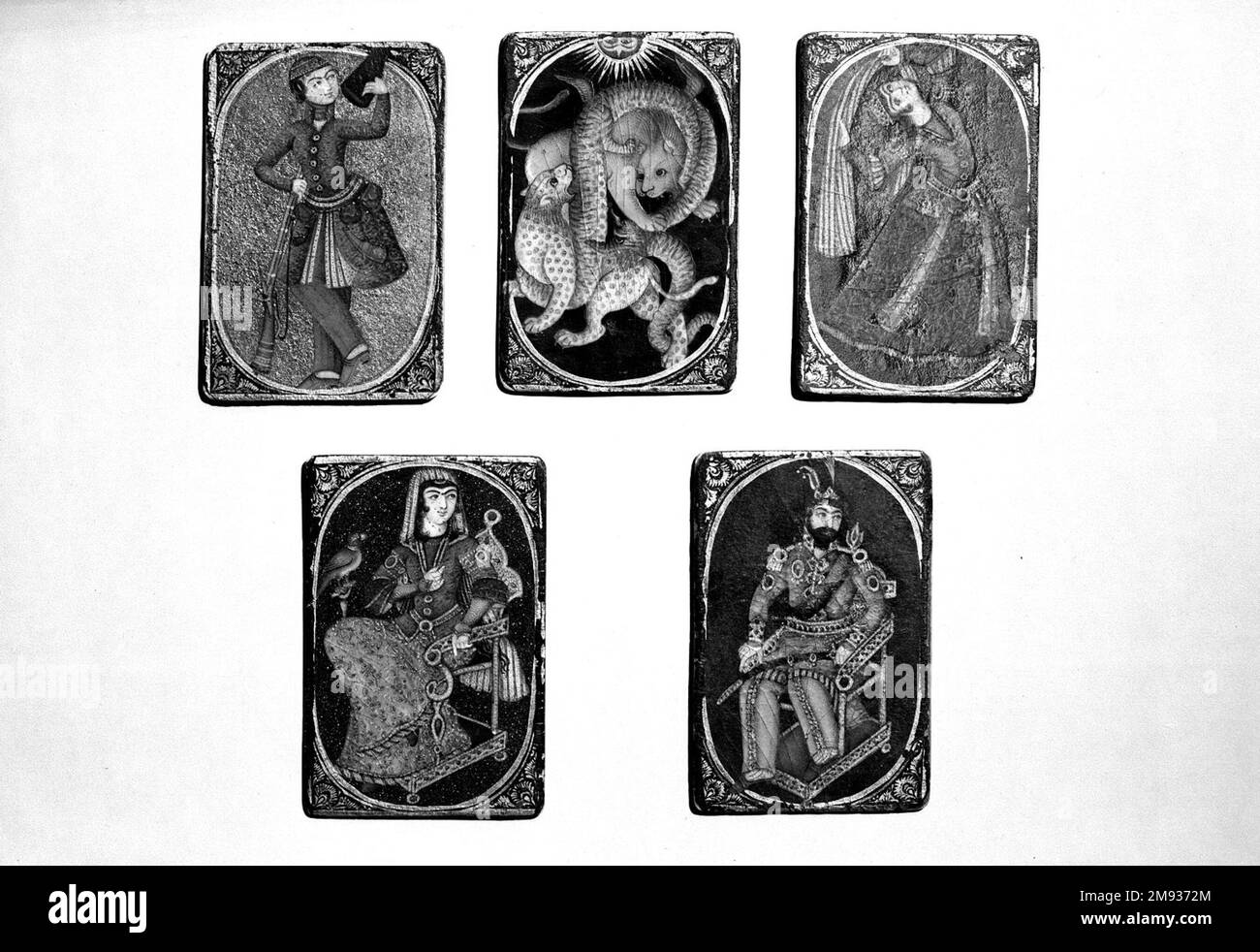 Carte de jeu Bibi ou Queen pour le jeu de NAS Bibi ou carte de jeu Queen pour le jeu de NAS, mi-19th siècle. Encre, aquarelle opaque et or sur bois ou papiermâché sous vernis laqué, 2 3/8 x 1 9/16 po. (6,0 x 4,0 cm). Le jeu complet de cartes pour le jeu de nas contient vingt cartes, avec quatre chacune de cinq combinaisons. Les costumes sont le roi, la reine, le couli, ou le danseur, le serbaz, ou le soldat, et l'as, ou as, sous la forme d'un lion et d'un tigre enmêlé par un serpent-dragon. Arts du monde islamique au milieu du 19th siècle Banque D'Images