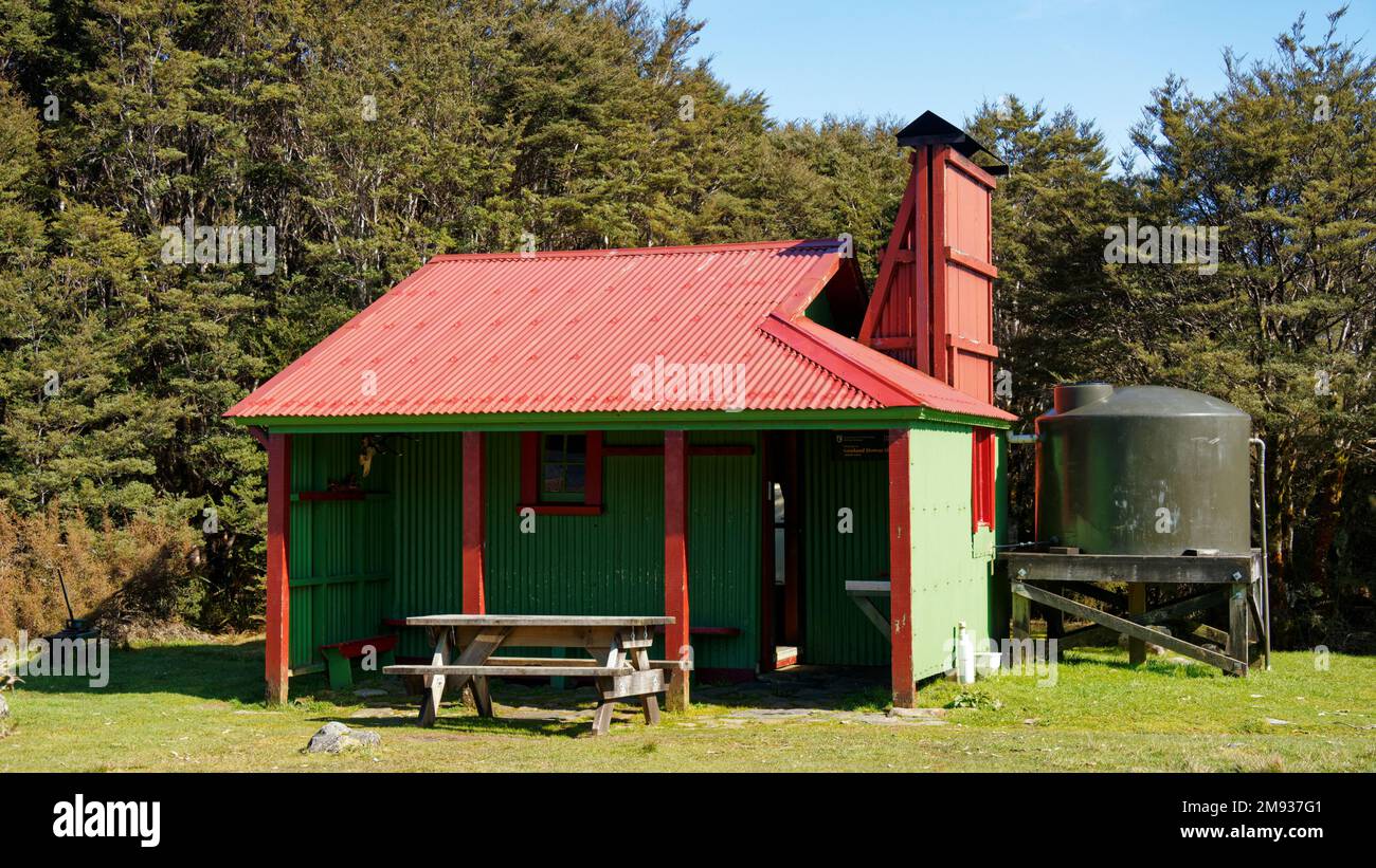 Gouland Downs Hut, Heaphy Track, parc national de Kahurangi, région de Tasman, île du sud, Aotearoa / Nouvelle-Zélande. Banque D'Images