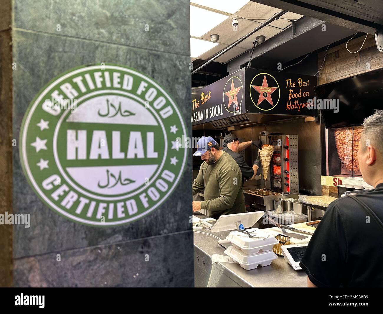Panneau de cuisine certifié halal à l'extérieur du restaurant méditerranéen Banque D'Images
