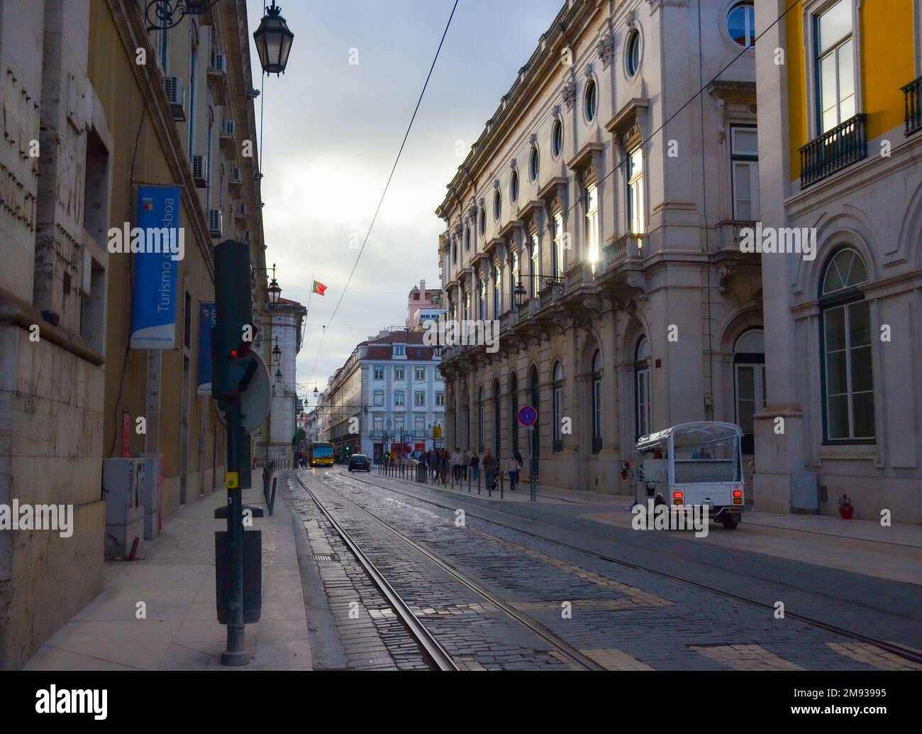 Des arrêts de bus et de tramway sont visibles sur la rue Rua do Arsenal à Praca do Comercio, Lisbonne, Portugal. Novembre 2022. Banque D'Images